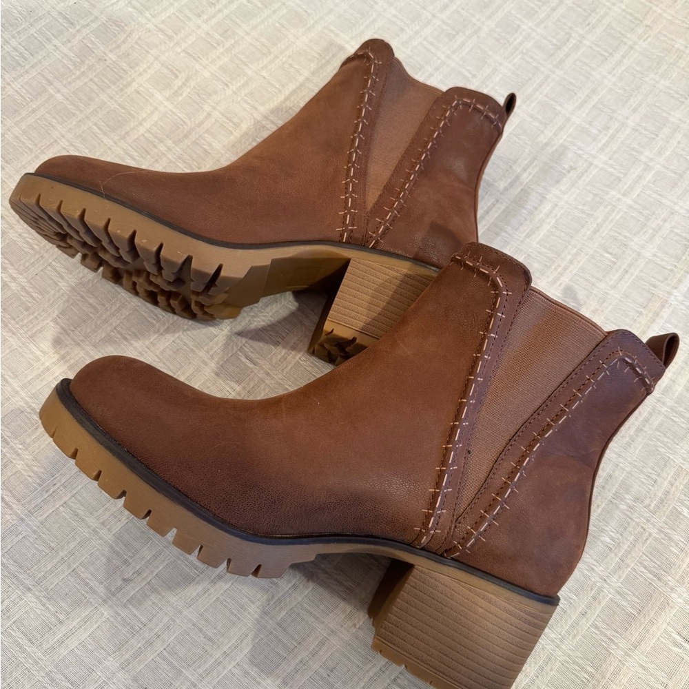 Boho Torrid Rustic Chestnut Brown Chelsea Lug Heel Ankle Boots Never Worn